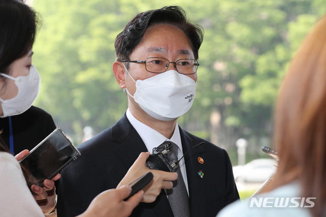 출근하는 박범계 장관[과천=뉴시스] 박범계 법무부 장관이 2일 오전 경기도 과천시 법무부 청사로 출근하며 취재진 질문에 답변하고 있다. (공동취재사진)