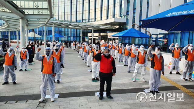 [천지일보 진주=최혜인 기자] 민주노총 공공연대노동조합 경상대학교병원지회가 23일 경남 진주 경상대병원에서 정규직 전환을 위한 48시간 파업 출정식을 열고 있다. ⓒ천지일보 2020.12.24