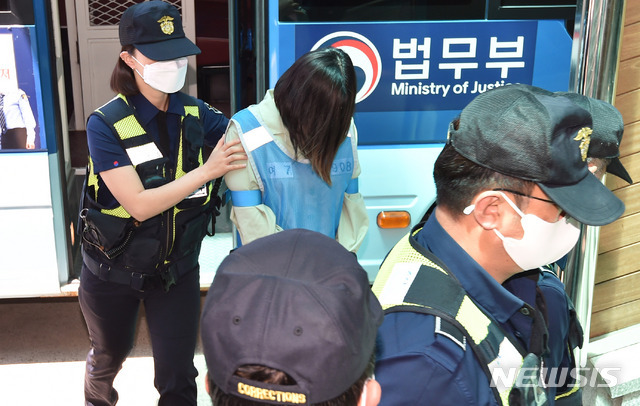 구미 3세 여아를 방치해 숨지게 한 혐의로 재판에 넘겨진 친언니 김모(22)씨가 4일 오후 대구지법 김천지원에서 열리는 선고 공판에 출석하기 위해 법정으로 향하고 있다. (출처: 뉴시스)