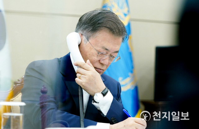 [천지일보=박준성 기자] 문재인 대통령이 3일 오후 청와대 여민관 소회의실에서 보리스 존슨 영국 총리와 전화 통화하고 있다. (제공: 청와대) ⓒ천지일보 2021.6.3
