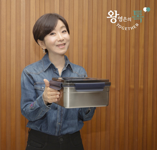 ‘왕톡’의 진행자인 왕영은씨가 오는 5일 방송에서 판매할 ‘더스텐 클래식 블루’ 상품을 소개하는 모습. (제공: 현대홈쇼핑) ⓒ천지일보 2021.6.4