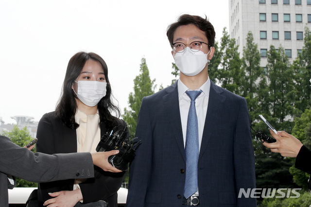 한강서 실종됐다가 사망한 대학생 A(22)씨의 친구 B씨 친구의 법률대리인인 법무법인 원앤파트너스 소속 변호사들이 지난 1일 오후 서울 서초구 서초경찰서에서 한 유튜버를 허위사실 유포에 의한 정보통신망법 위반과 업무방해 혐의로 고발하기에 앞서 취재진 질문에 답변하고 있다. (출처: 뉴시스)