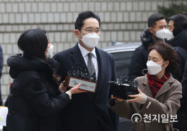 [천지일보=남승우 기자] 국정농단 혐의로 재판을 받고 있는 이재용 삼성전자 부회장이 18일 오후 서울 서초구 서울고등법원에서 열린 국정농단 사건 파기환송심 선고 공판에 출석하고 있다. 법원은 징역 2년 6개월을 선고하며 법정 구속한다고 밝혔다. 재판부는 “피고인과 삼성 측의 진정성을 긍정적으로 평가할 수 있지만 이 사건에서 양형 조건을 충족하기 어렵다고 결론냈다”며 “이런 모든 사정을 감안하면 피고인 이재용에 실형 선고와 법정 구속이 불가피하다”고 설명했다. ⓒ천지일보 2021.1.18