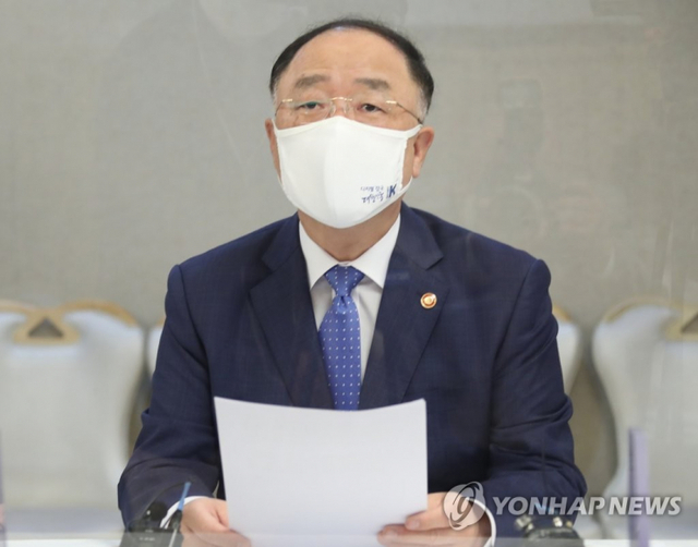 홍남기 부총리 겸 기획재정부 장관이 6일 정부서울청사에서 열린 '제21차 부동산시장 점검 관계장관회의'를 주재하며 발언하고 있다. (출처: 연합뉴스)