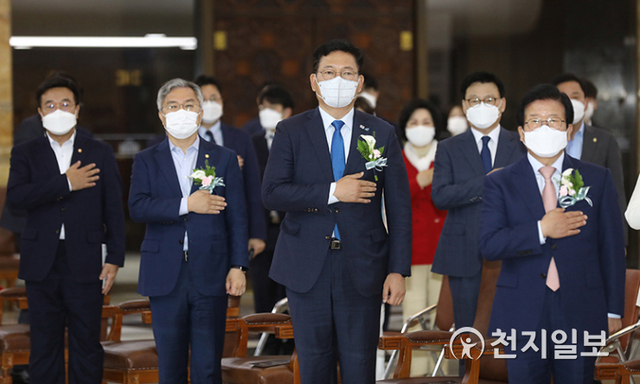 [천지일보=박준성 기자] 더불어민주당 송영길 대표가 4일 서울 여의도 국회 로텐더홀에서 열린 제73주년 국회개원기념식에 참석해 국기에 경례를 하고 있다. (제공: 민주당) ⓒ천지일보 2021.6.4