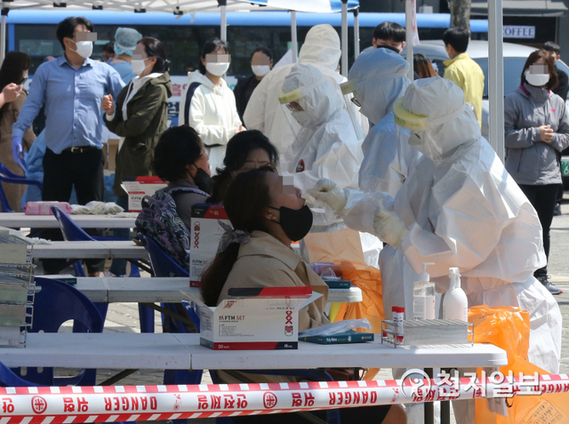 [천지일보=신창원 기자] 임시 선별진료소에서 시민들이 진료를 위해 대기하고 있다. ⓒ천지일보DB