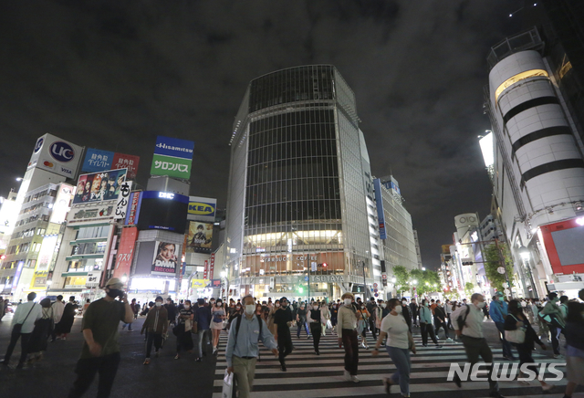 일본 수도 도쿄 번화가 시부야에서 지난달 31일 저녁 코로나19 예방을 위해 마스크를 착용한 시민들이 횡단보도를 건너고 있다. 2021.06.04 (출처: 뉴시스)