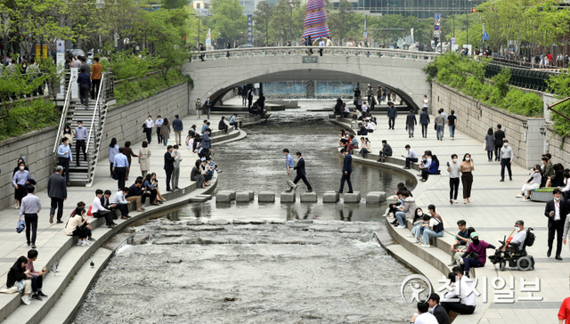 [천지일보=남승우 기자] 낮 기온이 25도 이상으로 오르면서 초여름 날씨를 보인 22일 서울 중구 청계천에서 시민들이 점심시간을 이용해 가벼운 산책을 하고 있다. ⓒ천지일보 2021.4.22