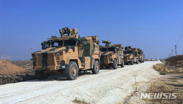 시리아 북동부 국경선 바로 밑 접경지에서 터키군과 러시아군의 합동 순찰이 개시된 가운데 터키군 장갑차량이 잠시 멈추어 서 있다. (출처: 뉴시스)