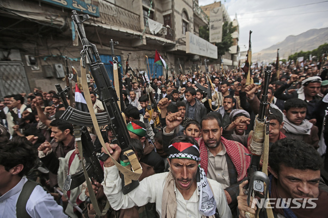 [사나=AP/뉴시스]17일(현지시간) 예멘 사나에서 후티 반군 지지자들이 이스라엘의 팔레스타인 공격을 규탄하는 시위에 참석해 무기를 들고 구호를 외치고 있다.