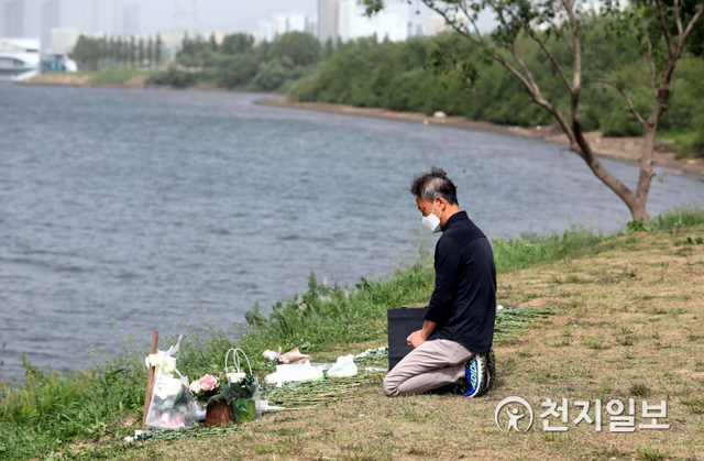 [천지일보=남승우 기자] 반포한강공원에서 실종됐다가 숨진 채 발견된 손정민씨(22)의 아버지 손현씨가 8일 오후 서울 서초구 반포한강공원 수상택시 승강장 인근에 마련된 추모공간에서 무릎을 꿇고 슬픔에 잠겨 있다. ⓒ천지일보 2021.5.8