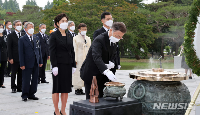 문재인 대통령이 6일 서울 동작구 국립서울현충원에서 열린 제66회 현충일 추념식에 참석해 현충탑에 분향하고 있다. (출처: 뉴시스)