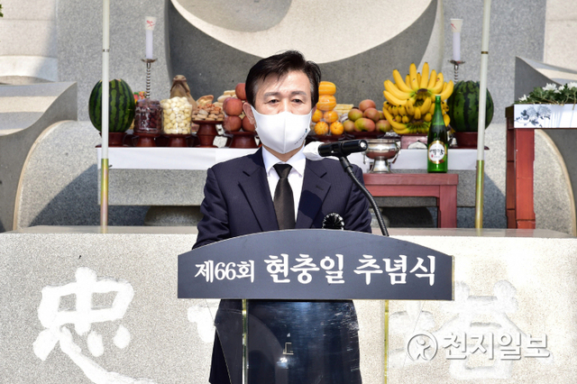 6일 경남 진주시 판문동 충혼탑에서 열린 현충일 추념식에서 조규일 시장이 추념사를 하고 있다. (제공: 진주시) ⓒ천지일보 2021.6.6