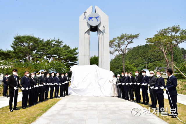 6일 제66회 현충일을 맞아 경남 진주시 판문동 충혼탑 부지에서 6.25전쟁과 월남전쟁 참전 기념탑 제막식이 열리고 있다. (제공: 진주시) ⓒ천지일보 2021.6.6
