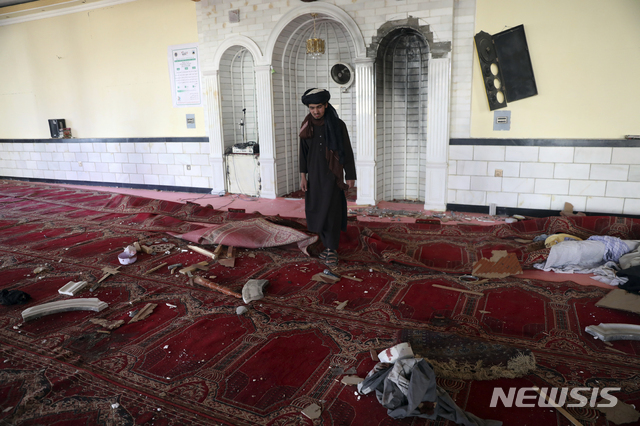 14일(현지시간) 아프가니스탄 카불 샤카르 다라 지역에서 한 신학생이 폭탄이 폭발한 후 모스크 내부를 조사하고 있다. 아프가니스탄 경찰은 14일 카불 북부의 한 모스크에서 폭탄이 터져 신도 12명이 사망했다고 밝혔다. (출처: 뉴시스)