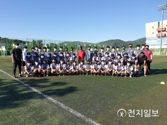 천안시축구단이 4일 열린 천안유나이티드 U-15와의 협력식을 마친 후 기념촬영을 하고 있다. (제공: 천안시축구단) ⓒ천지일보 2021.6.7
