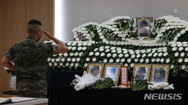 [성남=뉴시스]  6일 경기 성남 국군수도병원에 마련된 공군 성추행 피해 부사관 이모 중사의 빈소를 찾은 조문객이 조문을 하고 있다. (공동취재사진). 2021.06.06.