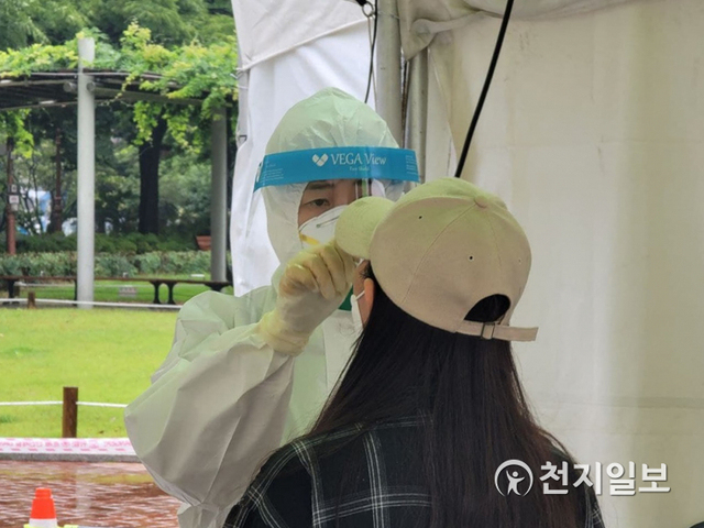 [천지일보 대구=송해인 기자] 3일 오후 대구시 중구 국채보상공원에 마련된 코로나19 선별검사장에서 시민이 검사를 받고 있다. ⓒ천지일보 2021.6.3