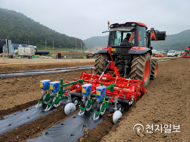 인천시 옹진군은 지난달 31일 백령면에서 농업인들이 참석한 가운데 콩 재배 신기술 도입 및 전 과정 기계화 추진을 위한 콩 파종연시회를 개최하고 있다. (제공: 인천 옹진군) 2021.6.7