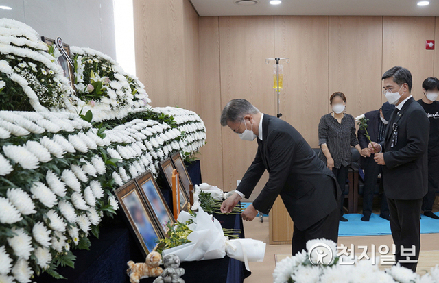 [천지일보=박준성 기자] 문재인 대통령이 6일 오후 경기도 성남 국군수도병원에 마련된 이 모 부사관의 추모소를 찾아 고인의 영정 앞에 헌화하고 있다. (제공: 청와대) ⓒ천지일보 2021.6.6