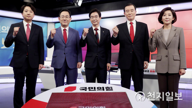 [천지일보=박준성 기자] 국민의힘 당대표 후보들이 1일 오후 서울 중구 MBN스튜디오에서 열린 당대표 후보 토론회에 참석해 시작에 앞서 기념촬영을 하고 있다. 왼쪽부터 이준석, 주호영, 조경태, 홍문표, 나경원 후보. (제공: 국민의힘) ⓒ천지일보 2021.6.1