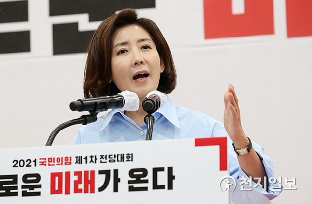 [천지일보=박준성 기자] 국민의힘 나경원 당대표 후보가 30일 오후 광주 김대중컨벤션센터에서 열린 국민의힘 제1차 전당대회 광주·전북·전남·제주 합동연설회에서 연설하고 있다. (제공: 국민의힘) ⓒ천지일보 2021.5.30