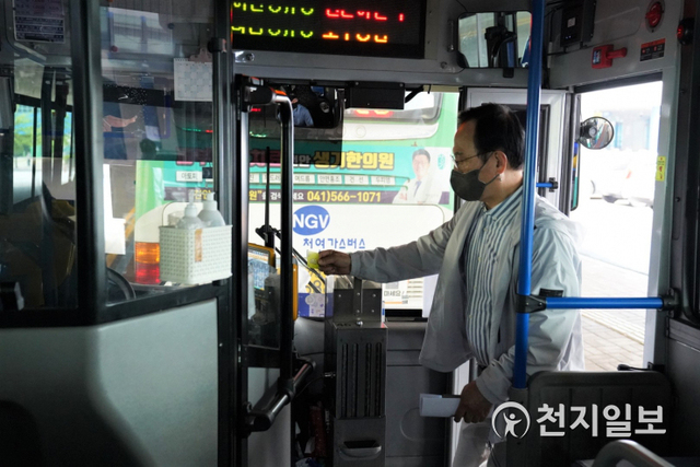 박상돈 천안시장이 7일 시민의 공감대를 높이는 시내버스 정책을 수립과 혁신방안을 마련하기 위해 직접 시내버스 탑승체험을 하고 있다. (제공: 천안시) ⓒ천지일보 2021.6.7