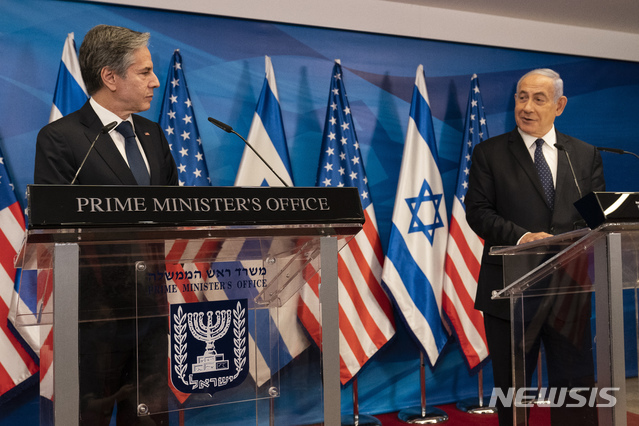 [예루살렘=AP/뉴시스]토니 블링컨 미국 국무장관(사진 왼쪽)이 25일(현지시간) 이스라엘 예루살렘에서 베냐민 네타냐후 이스라엘 총리와 공동 기자회견을 하고 있다.