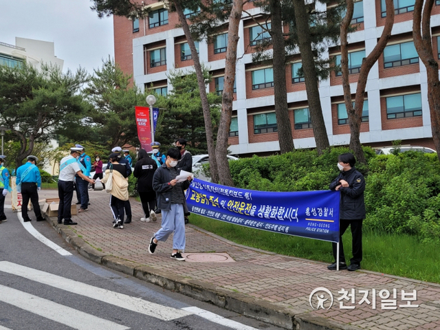 홍성경찰서가 최근 대학가에서 학생들이 많은 점심시간을 활용해 전동킥보드의 안전한 이용을 활성화하기 위한 캠페인을 펼치고 있다. (제공: 홍성경찰서) ⓒ천지일보 2021.6.8