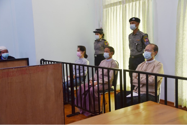 [서울=뉴시스]아웅산 수지(왼쪽) 미얀마 국가 고문이 지난 5월24일(현지시간) 수도 네피도의 특별 법정에 출석해 윈민 대통령 등과 함께 자리에 앉아 있다. 수지 고문은 지난 2월1일 미얀마 군부 쿠데타 이후 처음으로 직접 법정에 출석해 재판을 받았다. (사진=MWD 홈페이지 캡쳐) 2021.06.08. photo@newsis.com