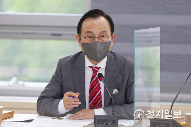 박상돈 천안시장이 7일 시청 중회의실에서 간부회의를 주재하고 있다. (제공: 천안시) ⓒ천지일보 2021.6.8