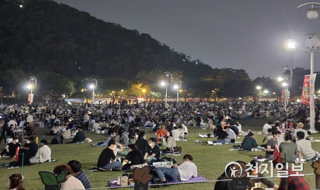 대구문화예술회관 코오롱야외음악당 잔디광장에서 시민들이 모여 있는 모습. (제공: 대구시) ⓒ천지일보 2021.6.8