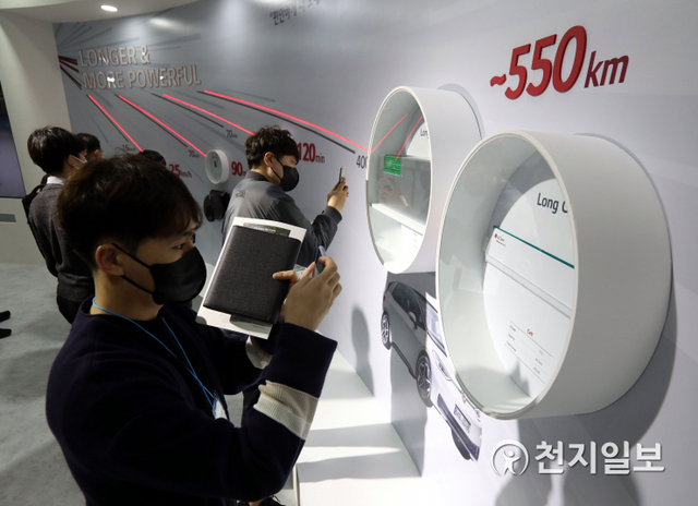 [천지일보=남승우 기자] 21일 오후 서울 강남구 코엑스에서 열린 ‘인터배터리 2020’에서 관람객들이 LG화학 전시관을 둘러보고 있다. ⓒ천지일보 2020.10.21