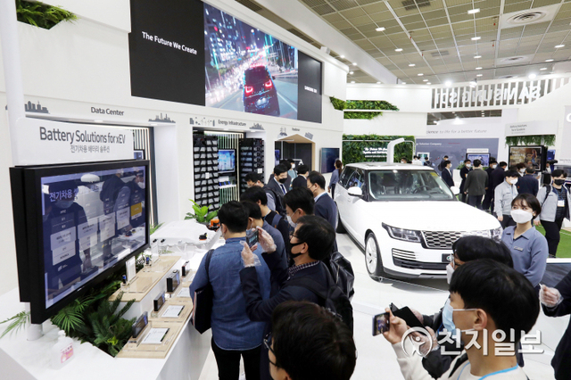 [천지일보=남승우 기자] 21일 오후 서울 강남구 코엑스에서 열린 ‘인터배터리 2020’에서 관람객들이 삼성SDI 전시관을 둘러보고 있다. ⓒ천지일보 2020.10.21