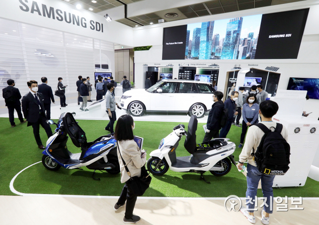 [천지일보=남승우 기자] 21일 오후 서울 강남구 코엑스에서 열린 ‘인터배터리 2020’에서 관람객들이 삼성SDI 전시관을 둘러보고 있다. ⓒ천지일보 2020.10.21
