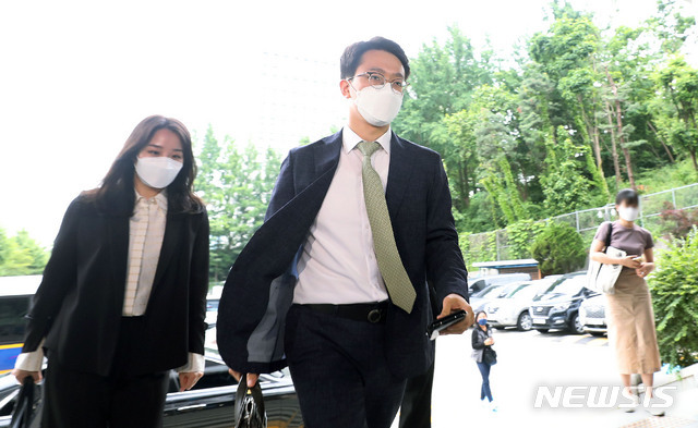 '한강 대학생 사건' 고 손정민씨 친구 A씨 측 법률대리인인 법무법인 원앤파트너스 이은수, 김규리 변호사가 7일 오후 서울 서초구 서초경찰서에서 유튜브 종이의 TV에 대한 고소장을 접수하기 위해 들어서고 있다. (출처: 뉴시스)