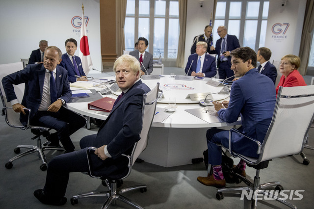 주요 7개국(G7) 정상들이 오는 11~13일(현지시간)까지 영국 남서부 콘월에서 만나는 가운데 어떤 합의 내용을 내놓을지 주목되고 있다. 사진은 2019년 8월 25일 프랑스 비아리츠에서 열린 G7 정상회의로 당시 도널드 트럼프 대통령, 에마뉘엘 마크롱 프랑스 대통령, 앙겔라 메르켈 독일 총리, 저스틴 트뤼도 캐나다 총리, 도널드 투스크 EU 상임의장, 주세페 콘테 이탈리아 총리, 아베 신조 일본 총리 등이 참석했다. 작년에는 코로나19로 회담이 취소됐다. (출처: 뉴시스)