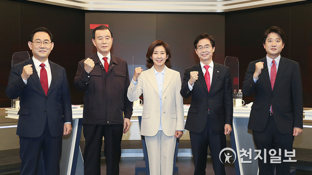 [천지일보=박준성 기자] 국민의힘 당대표에 출마한 주호영(왼쪽부터), 홍문표, 나경원, 조경태, 이준석 후보가 7일 오후 서울 중구 태평로 TV조선 스튜디오에서 열린 방송토론회에 앞서 포즈를 취하고 있다. (제공: 국민의힘) ⓒ천지일보 2021.6.7