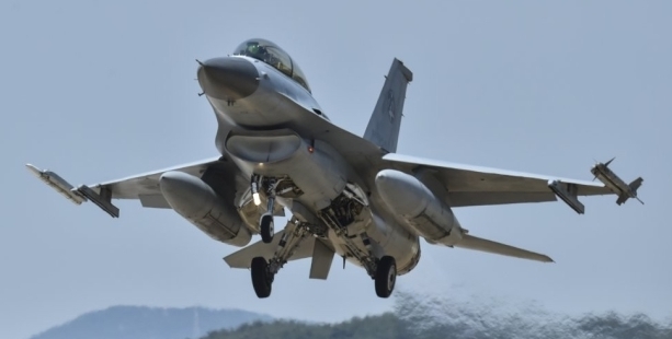 31일 오후 20전투비행단에서 원인철 공군참모총장이 탑승한 KF-16 전투기가 이륙하고 있다. 공군은 이날부터 KF-16 전투기의 비행을 재개했다. (제공: 대한민국 공군) ⓒ천지일보 2019.5.31