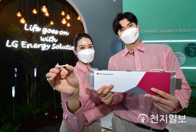 LG에너지솔루션이 9일부터 3일간 서울 강남구 코엑스에서 개최되는 '인터배터리 2021' 행사에 참가하는 가운데 LG에너지솔루션 전시회 관계자들이 초소형 원통형 배터리(왼쪽)와 파우치형 배터리인 롱셀(오른쪽)을 들고 포즈를 취하고 있다. (제공: LG에너지솔루션) ⓒ천지일보 2021.6.8