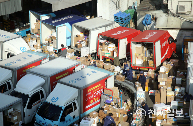 서울 시내의 한 택배 물류센터에서 택배기사들이 택배상자를 나르고 있다. ⓒ천지일보DB