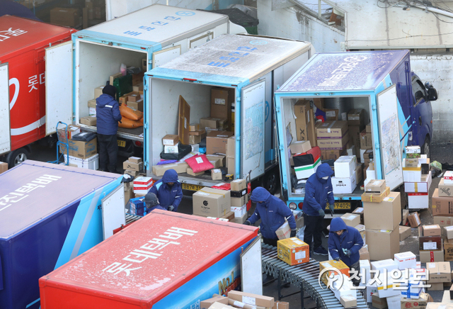 [천지일보=남승우 기자] 29일 오전 서울 마포구의 한 택배물류센터에서 택배기사들이 분류작업을 하고 있다. 한편 이날 오전 택배노조는 서울 송파구 장지동 복합물류센터에서 조합원 투표를 진행했다. 투표 결과 택배 노동자 과로사 방지를 위한 잠정 합의안을 받아들여 총파업을 철회했다. 앞서 지난 28일 노조는 택배사와 정부, 국회 등과 논의를 이어간 끝에 택배 노동자 과로사 방지를 위한 잠정 합의안을 도출했다. ⓒ천지일보 2021.1.29