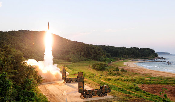 합동참모본부가 북한의 6차 핵실험 도발에 대응해 4일 오전 동해에서 현무2 탄도미사일을 실사격하고 있다. (제공: 국방부)