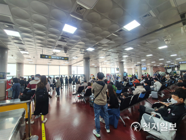 [천지일보 광주=류보영 기자] 주말을 하루 앞둔 16일 광주공항에 제주행 비행기를 타려는 여행객들로 북적이고 있다. ⓒ천지일보 2021.4.16