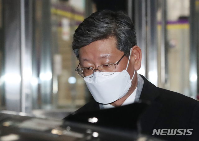 [과천=뉴시스]이용구 법무부 차관이 21일 오후 과천 법무부 청사에서 퇴근하고 있다. 2020.12.21.