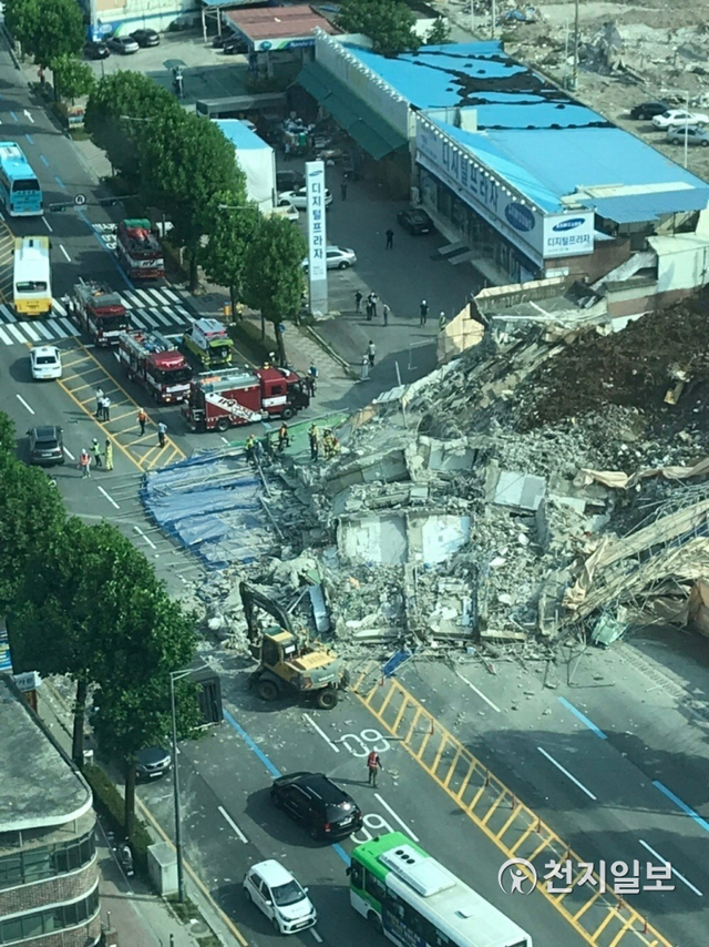 광주 동구 학동 재건축건물 철거 현장에서 9일 오후 4시 22분쯤 5층 건물이 붕괴되는 사고가 발생, 2대가 건물 잔해가 덮쳐 인명피해가 발생했다. (독자제공) ⓒ천지일보 2021.6.9