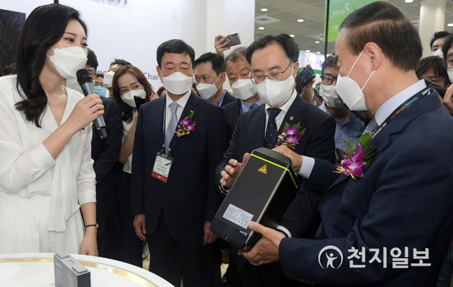 [천지일보=남승우 기자] 문승욱 산업통상자원부 장관이 9일 서울 강남구 코엑스에서 열린 인터배터리 전시회에서 삼성SDI의 교체형 배터리팩을 살펴보고 있다. 오른쪽부터 전영현 삼성SDI 사장, 문 장관, 민경준 포스코케미칼 대표, 지동섭 SK이노베이션 사업대표. ⓒ천지일보 2021.6.9