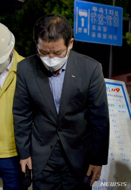 [광주=뉴시스] 철거물 붕괴·매몰 사고가 난 재개발구역 시공사 현대산업개발 권순호 대표가 10일 오전 광주 동구 학동 재개발정비 4구역 내 사고 현장을 방문해 고개 숙여 사과하고 있다. 지난 9일 오후 발생한 이번 사고는 무너진 철거 건축물이 시내버스를 덮치면서 발생, 9명이 숨지고 8명이 크게 다쳤다.