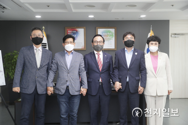 [천지일보 천안=박주환 기자] 충남 천안시(시장 박상돈)와 천안시의회(의장 황천순)가 10일 시장실에서 그동안의 갈등을 풀고 소통과 협치 시정을 통해 ‘천안삼거리공원 재조성 사업’을 본격 추진하기로 합의했다. (왼쪽부터: 김선태 의원, 정도희 부의장, 박상돈 천안시장, 황천순 의장, 유영진 의원) (제공: 천안시) ⓒ천지일보 2021.6.10