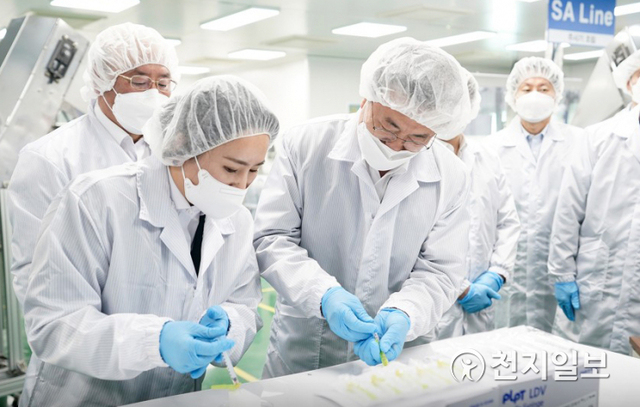 [천지일보=박준성 기자] 문재인 대통령이 18일 오후 전북 군산시 코로나19 백신접종용 최소잔여형(LDS) 주사기 생산시설인 풍림파마텍에서 일반 주사기와 최소잔여형 주사기를 비교 시연하고 있다. (제공: 청와대) ⓒ천지일보 2021.2.18